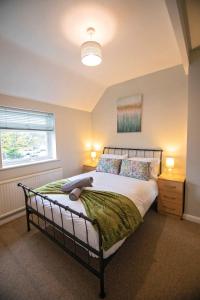 een slaapkamer met een bed en een raam bij Stanmore House - Winchester 