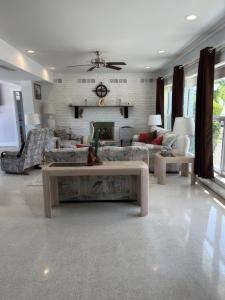 Una sala de estar con un sofá y una chimenea. en Comfortable, Spacious 3-BR, 2-BA-1 level home- DEEP dock on canal, Islamorada, en Islamorada