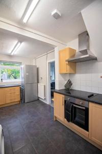 een keuken met een fornuis en een koelkast bij Stanmore House - Winchester 