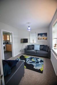 een woonkamer met een bank en een tapijt bij Stanmore House - Winchester 