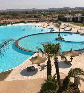 Bazén v ubytování 2 Bedroom The Blyde Crystal Lagoon Luxe nebo v jeho okolí