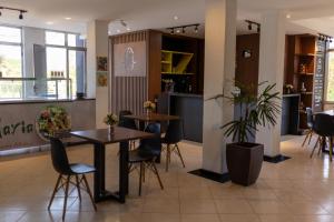 un restaurante con mesas y sillas en el vestíbulo en JHS Palace Hotel, en Boa Esperança