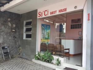 Una casa de huéspedes con un cartel que dice sit c ch guest house en sa'ci guest house, en Bandung 1 foto más