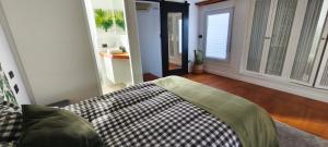 ein Schlafzimmer mit einem Bett und ein Flur mit Fenstern in der Unterkunft Aitetxe II Laguardia in Laguardia + 2 Fotos