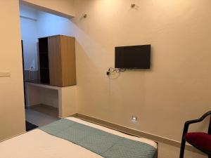 Μια τηλεόραση ή/και κέντρο ψυχαγωγίας στο HOTEL TRIVA -300m from Medical College +10 φωτογραφίες