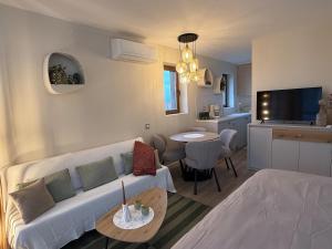 a living room with a couch and a table at Appartement moderne et chic Ski & Spa Bansko in Bansko