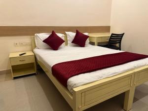 Ένα ή περισσότερα κρεβάτια σε δωμάτιο στο HOTEL TRIVA -300m from Medical College