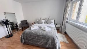 a bedroom with a bed with two towels on it at Vulcan Apartment in Vulcan