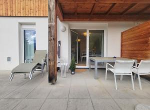 a patio with chairs and a table and a table and chairs at Grimminglounge in Liezen