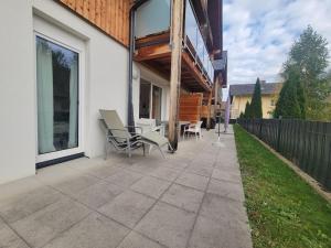 a patio with some chairs and a building at Grimminglounge in Liezen