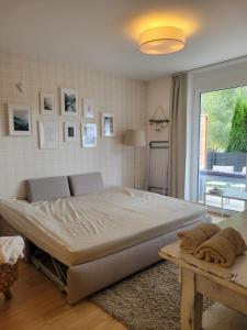 a bedroom with a bed in a room with a window at Grimminglounge in Liezen