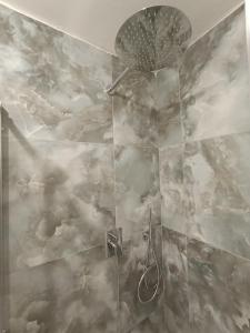 baño con ducha con nubes pintadas en la pared en Callisto, en Dervio