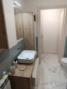Un baño con lavabo e inodoro en Callisto, en Dervio