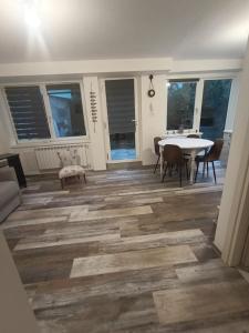 Una sala de estar con una mesa y una mesa y sillas. en Callisto, en Dervio 5 fotos más