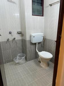 Ένα μπάνιο στο HOTEL TRIVA -300m from Medical College