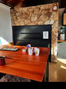a counter with two coffee mugs on top of it at Cabaña con quincho y pileta in Gualeguaychú +2 photos