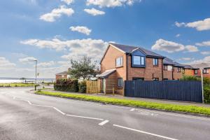 ein Backsteinhaus am Straßenrand in der Unterkunft Quai Des Pecheurs - With Views from Bedroom Overlooking the Harbour in Poole + 26 Fotos