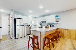 Una cocina o cocineta en Water's Edge at Deer Cove