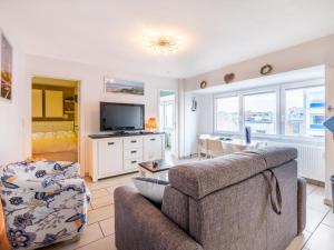 a living room with a couch and a tv at Vicky derde in Galopen