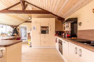 Køkken eller tekøkken på L'école Dé'rive, gîte 12 personnes + 6 billeder