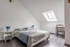 En eller flere senge i et værelse på L'école Dé'rive, gîte 12 personnes