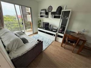 a living room with a couch and a desk at 1 bd at s&s sukhumbit in Amphoe Phra Khanong