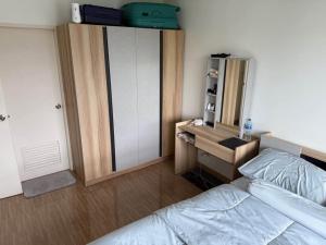 a bedroom with a bed and a dresser and a mirror at 1 bd at s&s sukhumbit in Amphoe Phra Khanong