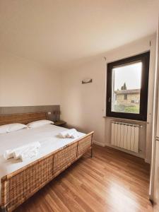 une chambre avec un grand lit et une fenêtre dans l'établissement AGRITURISMO LA CORTE DEI CAVALIERI, à Montefalco