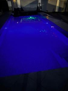 Bazén v ubytování Luxurious 2-Bedroom Oasis in Sunyani-Fiapre nebo v jeho okolí