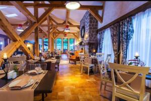a restaurant with tables and chairs in a room at Appartement moderne et chic Ski & Spa Bansko in Bansko