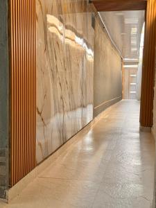 a hallway with a marble wall in a building at Alojamientos SH in San Andrés