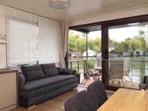 een woonkamer met een bank en een tafel bij Houseboat Rosie in Praag
