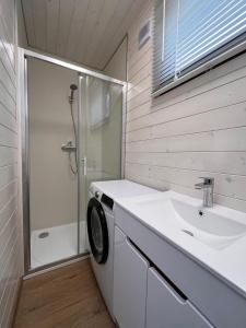 een badkamer met een wasmachine en een wastafel bij Houseboat Rosie in Praag +20 foto's