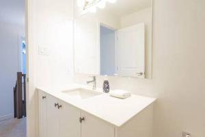 Fotografie z fotogalerie ubytování 2 Bedroom Modern Home & Close to Airport Downtown v destinaci Ottawa