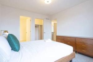 Fotografie z fotogalerie ubytování 2 Bedroom Modern Home & Close to Airport Downtown v destinaci Ottawa