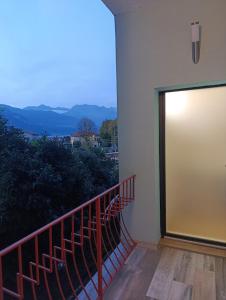 Habitación con balcón con vistas a las montañas. en Sidera, en Dervio