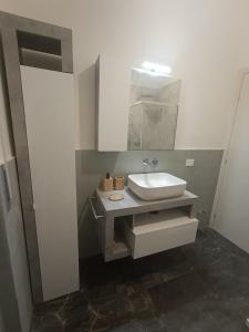 un baño con lavabo y espejo en Sidera, en Dervio 10 fotos más