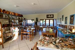 une pièce avec des tables et des chaises dans un magasin dans l'établissement Kroon Lodge, à Kamieskroon 32 autres photos