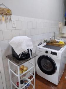 a laundry room with a washer and a washing machine at Apto no centro com vista para o Cristo in Poços de Caldas