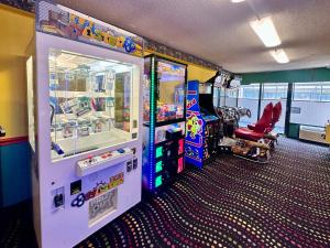 Herní místnost v ubytování Landmark Resort-Updated Double Suite