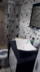 ein Badezimmer mit Waschbecken und Toilette in der Unterkunft COP 30 Casa para grupos in Água Boa