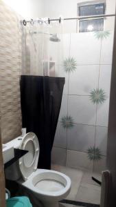 ein Badezimmer mit Toilette und Dusche in der Unterkunft COP 30 Casa para grupos in Água Boa + 6 Fotos
