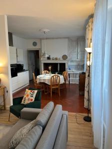 a living room with a couch and a table at La maison bleue 