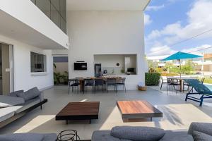 ein Wohnzimmer mit Sofa und Tisch in der Unterkunft Casa de Luxo em Condomínio na Barra de São Miguel in Barra de São Miguel