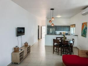 uma sala de estar e cozinha com mesa e cadeiras em Ocean Majesty em Playa Blanca