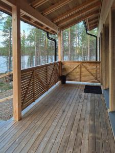 una veranda con vista sul lago di Villa Arvoranta a Nellimö