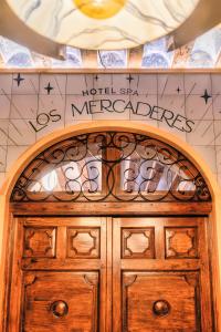 a wooden door with a sign above it at Hotel Spa Los Mercaderes in Talavera de la Reina