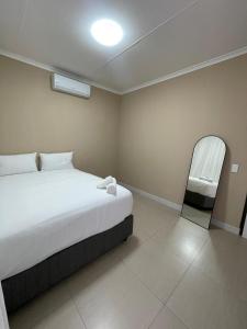 Postel nebo postele na pokoji v ubytování The Oryx Luxury Apartment