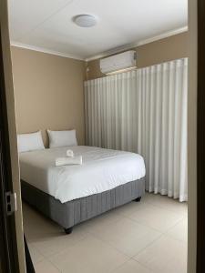 Postel nebo postele na pokoji v ubytování The Oryx Luxury Apartment