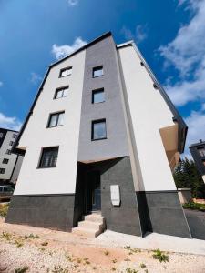un bâtiment avec la lettre e dessus dans l'établissement Jahorina, Bosna i Hercegovina - Moja planina, à Trnovo